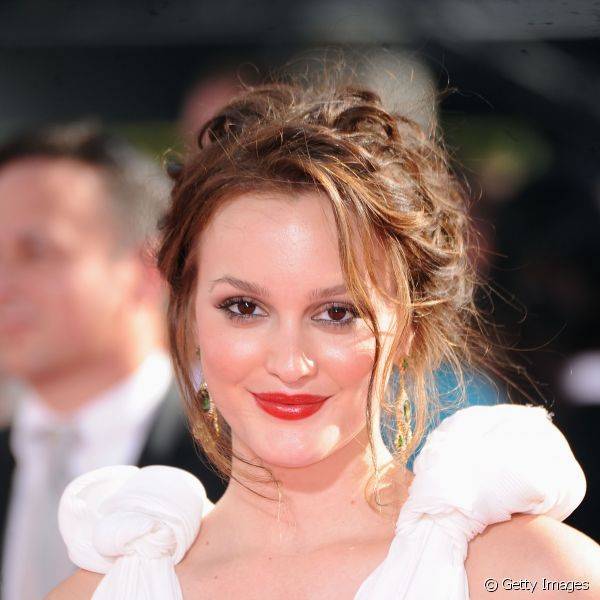O vestido branco usado por Leighton Meester no Emmy Awards 2009 foi potencializado pelo batom vermelho vibrante